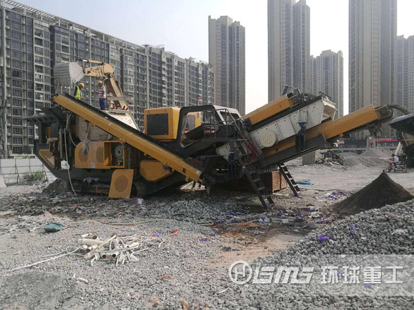 裝備耐磨錘頭的履帶式建筑垃圾破碎機(jī)